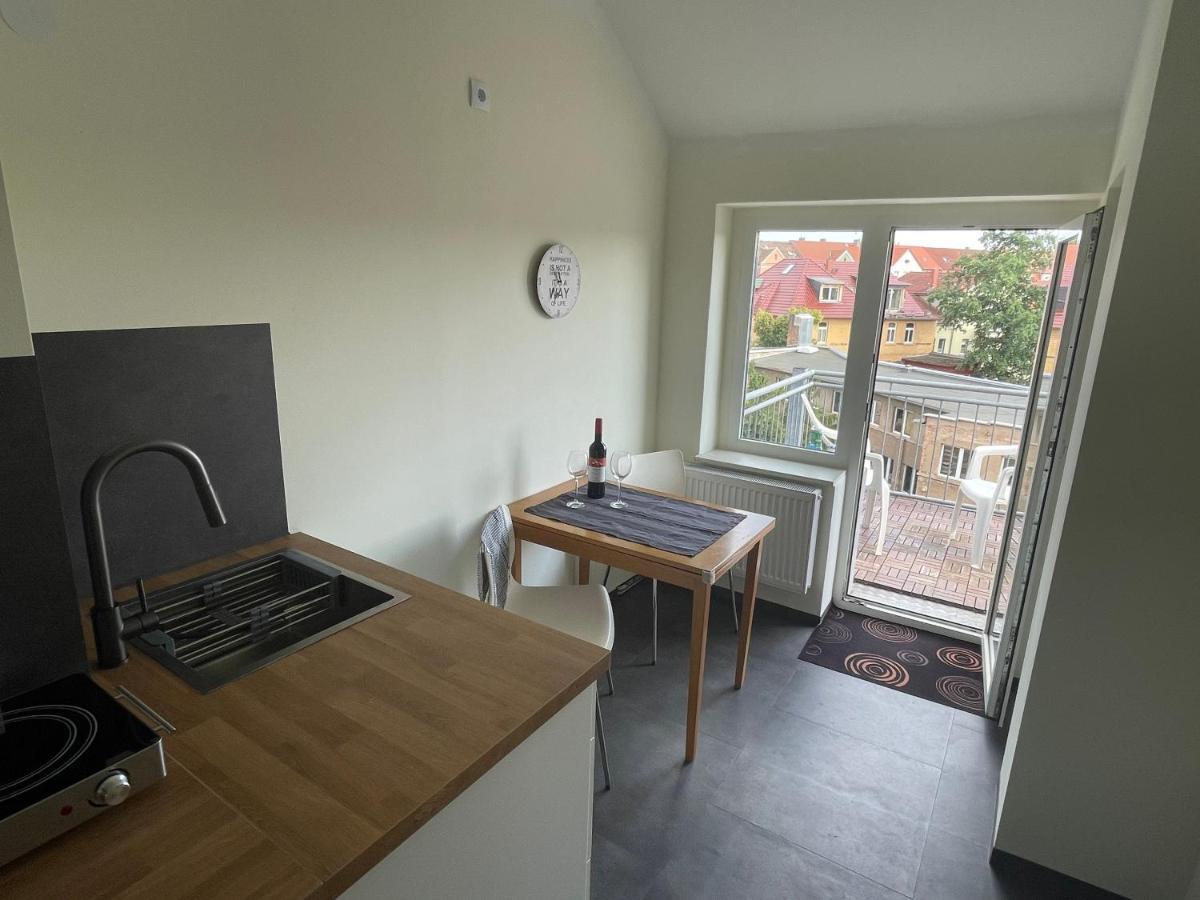 Schoene Neue 4 Zimmer Wohnung Mit Sued-Balkon Bis 8 Personen Naumburg  Bagian luar foto
