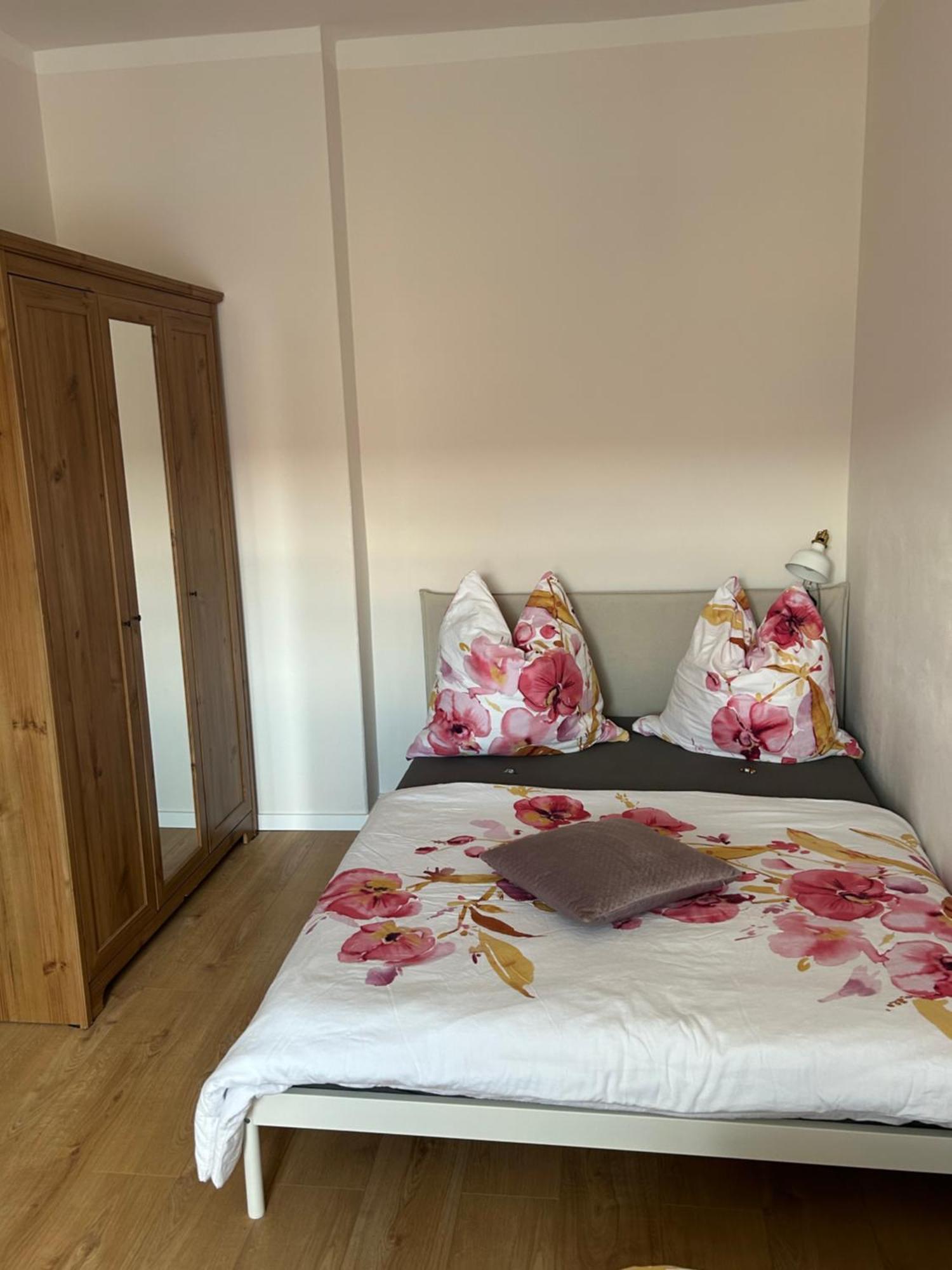 Schoene Neue 4 Zimmer Wohnung Mit Sued-Balkon Bis 8 Personen Naumburg  Bagian luar foto