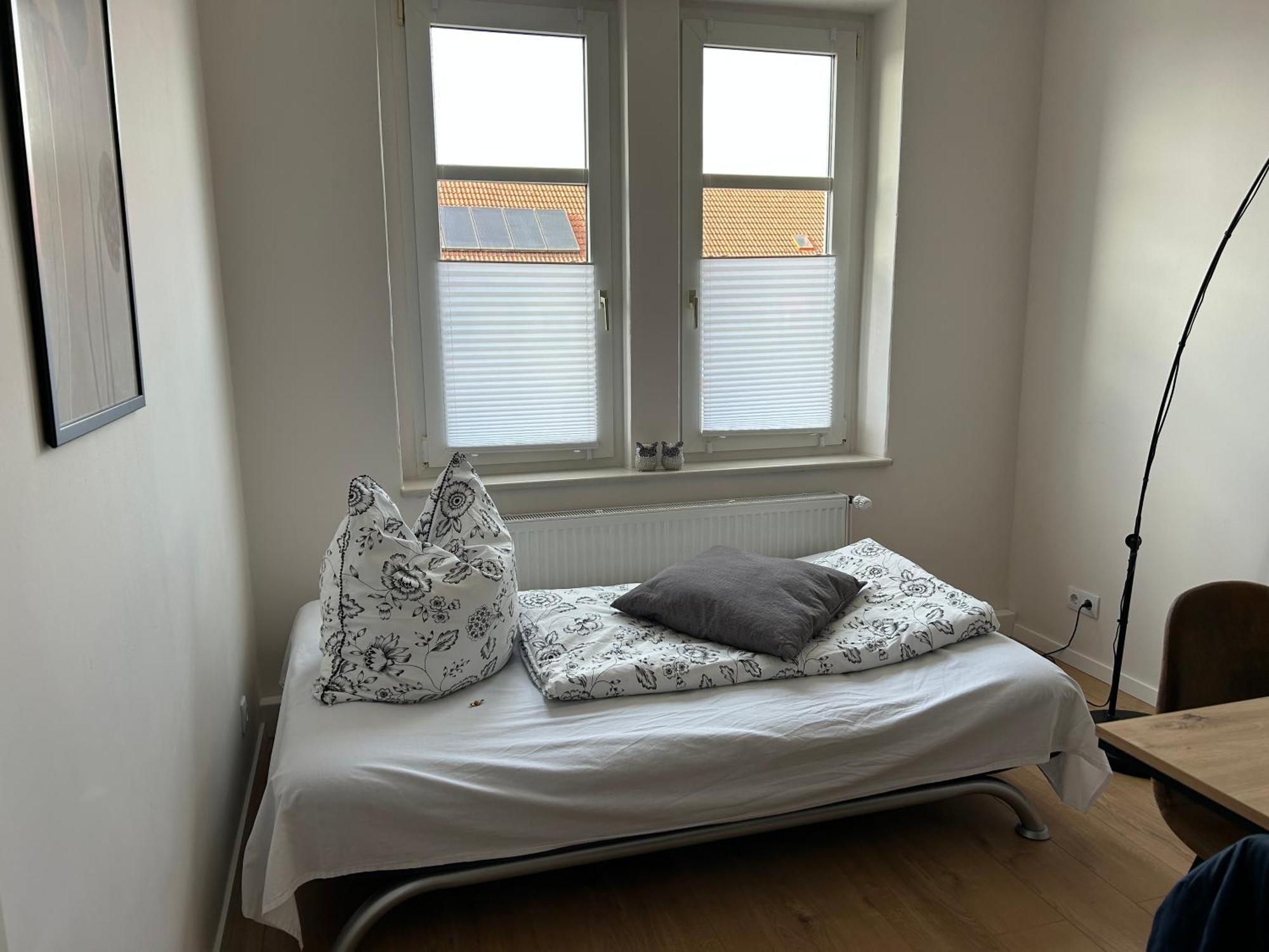 Schoene Neue 4 Zimmer Wohnung Mit Sued-Balkon Bis 8 Personen Naumburg  Bagian luar foto