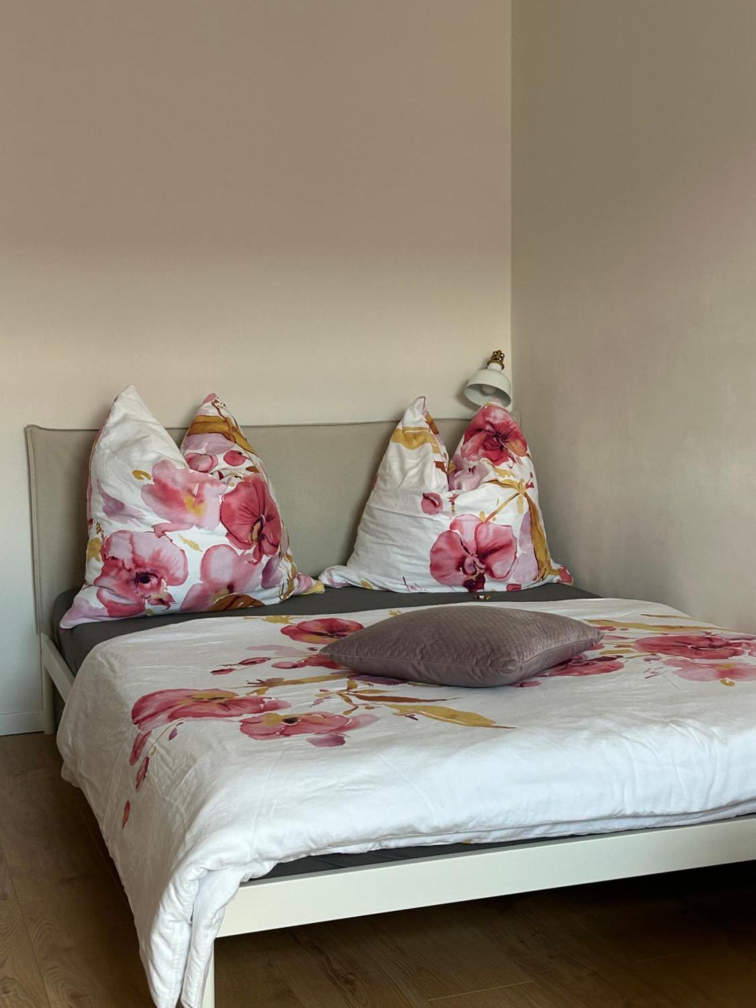 Schoene Neue 4 Zimmer Wohnung Mit Sued-Balkon Bis 8 Personen Naumburg  Bagian luar foto