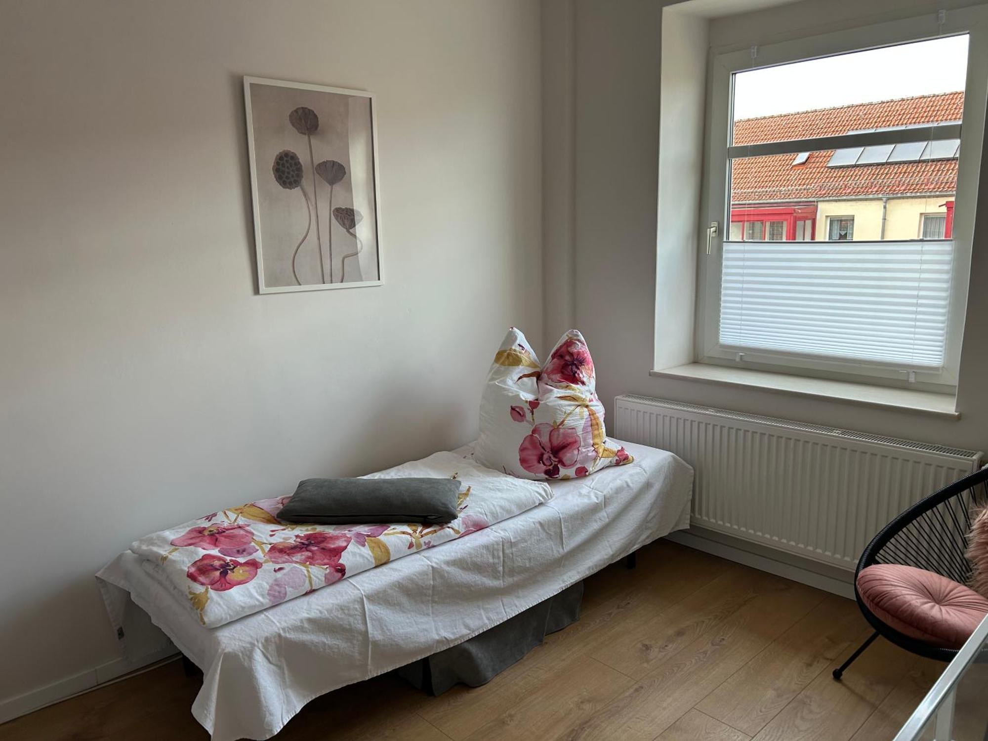Schoene Neue 4 Zimmer Wohnung Mit Sued-Balkon Bis 8 Personen Naumburg  Bagian luar foto