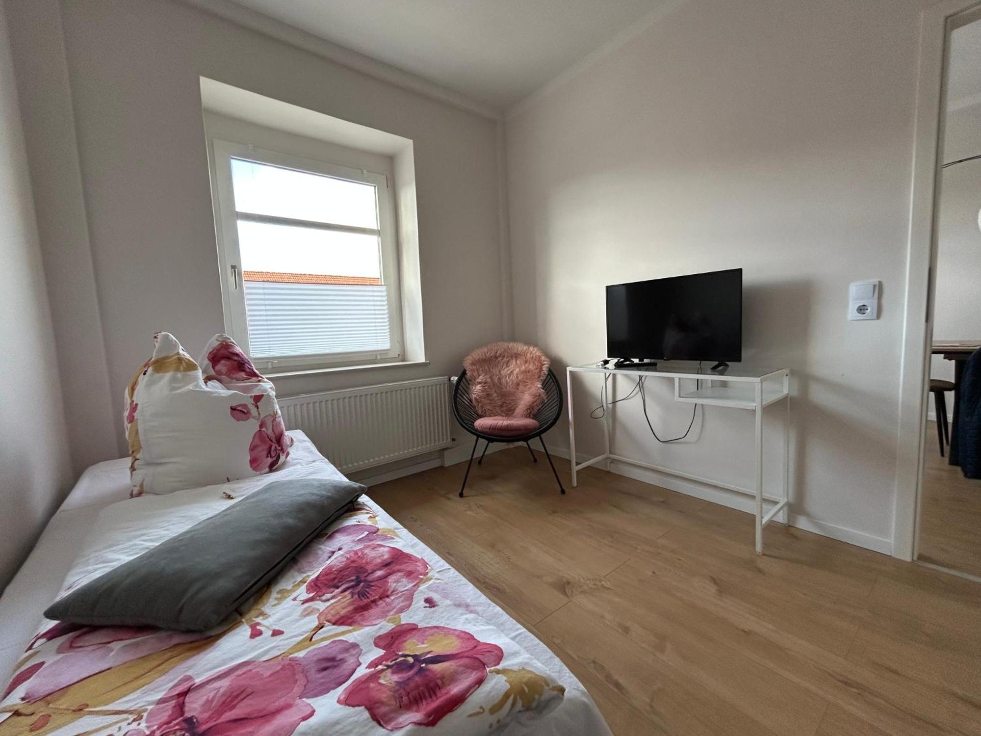 Schoene Neue 4 Zimmer Wohnung Mit Sued-Balkon Bis 8 Personen Naumburg  Bagian luar foto